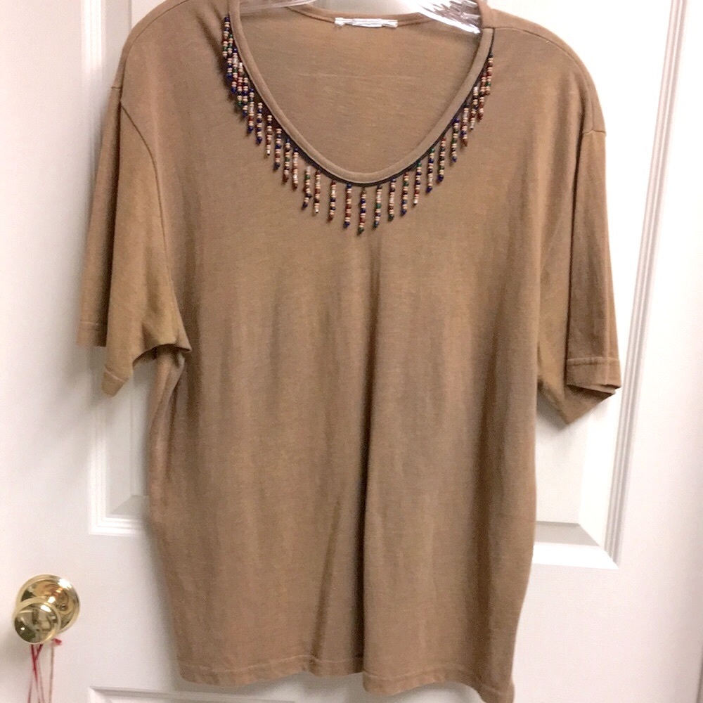 BEADED V-NECK TEE - Picture 2 of 4
